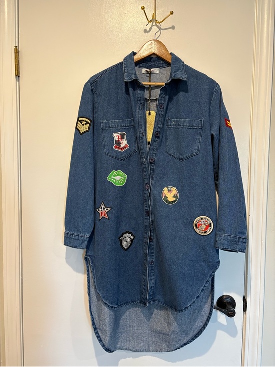 Vibrant Tops - Retro Utility Denim Patch Button-Up Collar High-Low Festival Shacket - Boho